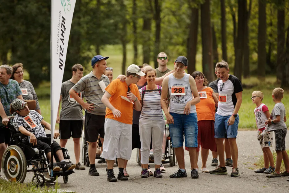 Běžci na trati Běhu NADĚJE 2024