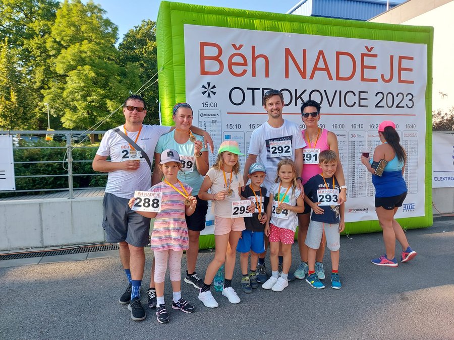 Rodina Ireny Krahulcové s medailemi a startovními čísly na Běhu NADĚJE